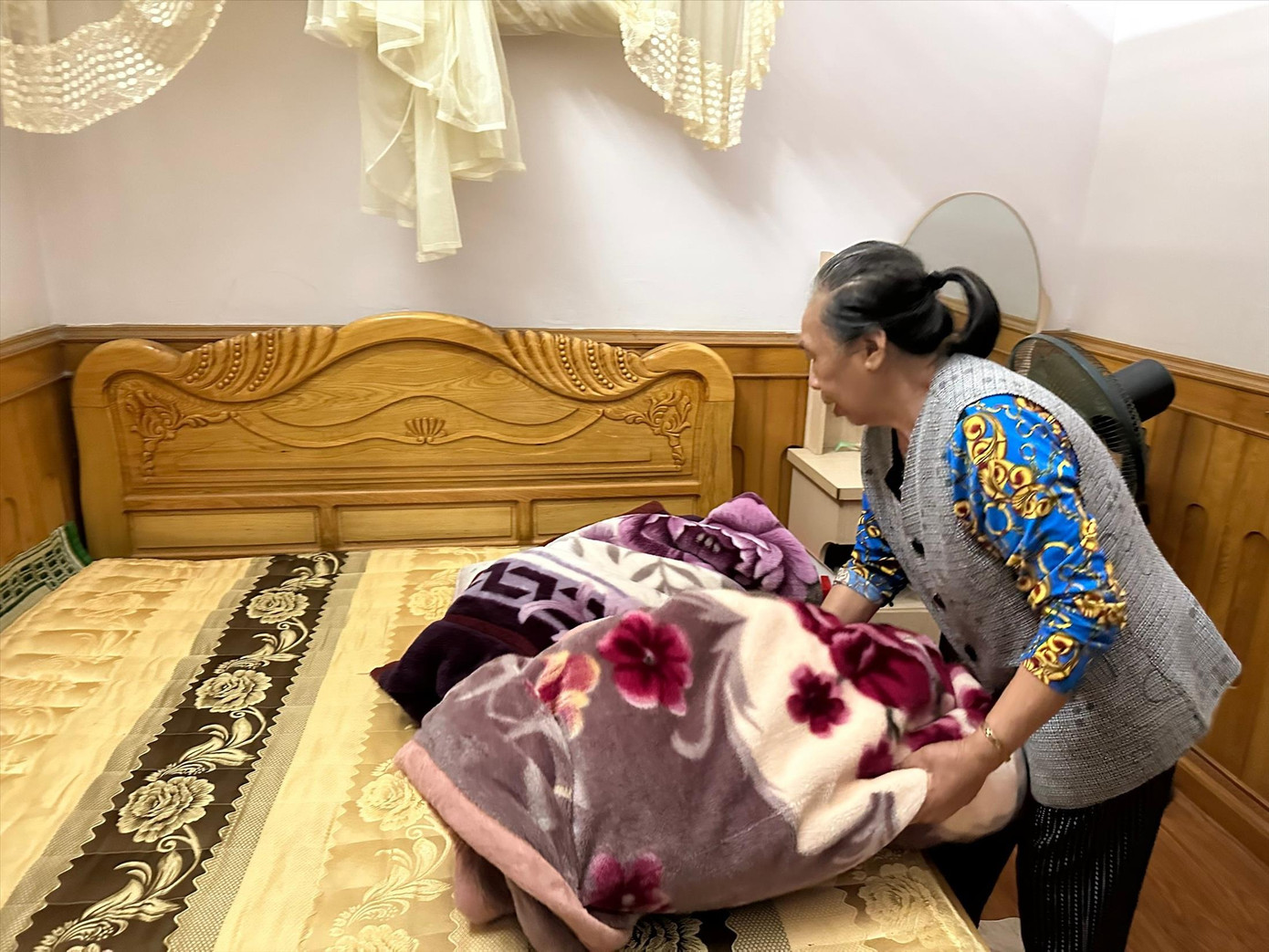 Bà Đoàn Thị Hồng (77 tuổi), địa chỉ ở 84 Trần Văn Thọ, thành phố Lai Châu, chuẩn bị phòng nghỉ miễn phí phục vụ các vận động viên về dự Tiền Phong Marathon 2023. Ảnh: Như Ý