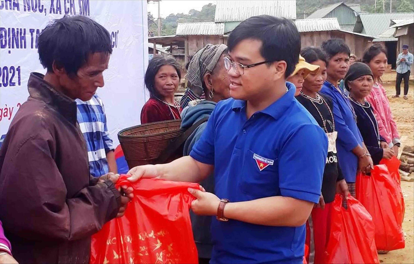 Đoàn Thanh niên tặng quà cho các hộ dân làng Ch’nốc Đoàn Thanh niên tặng quà cho các hộ dân làng Ch’nốc