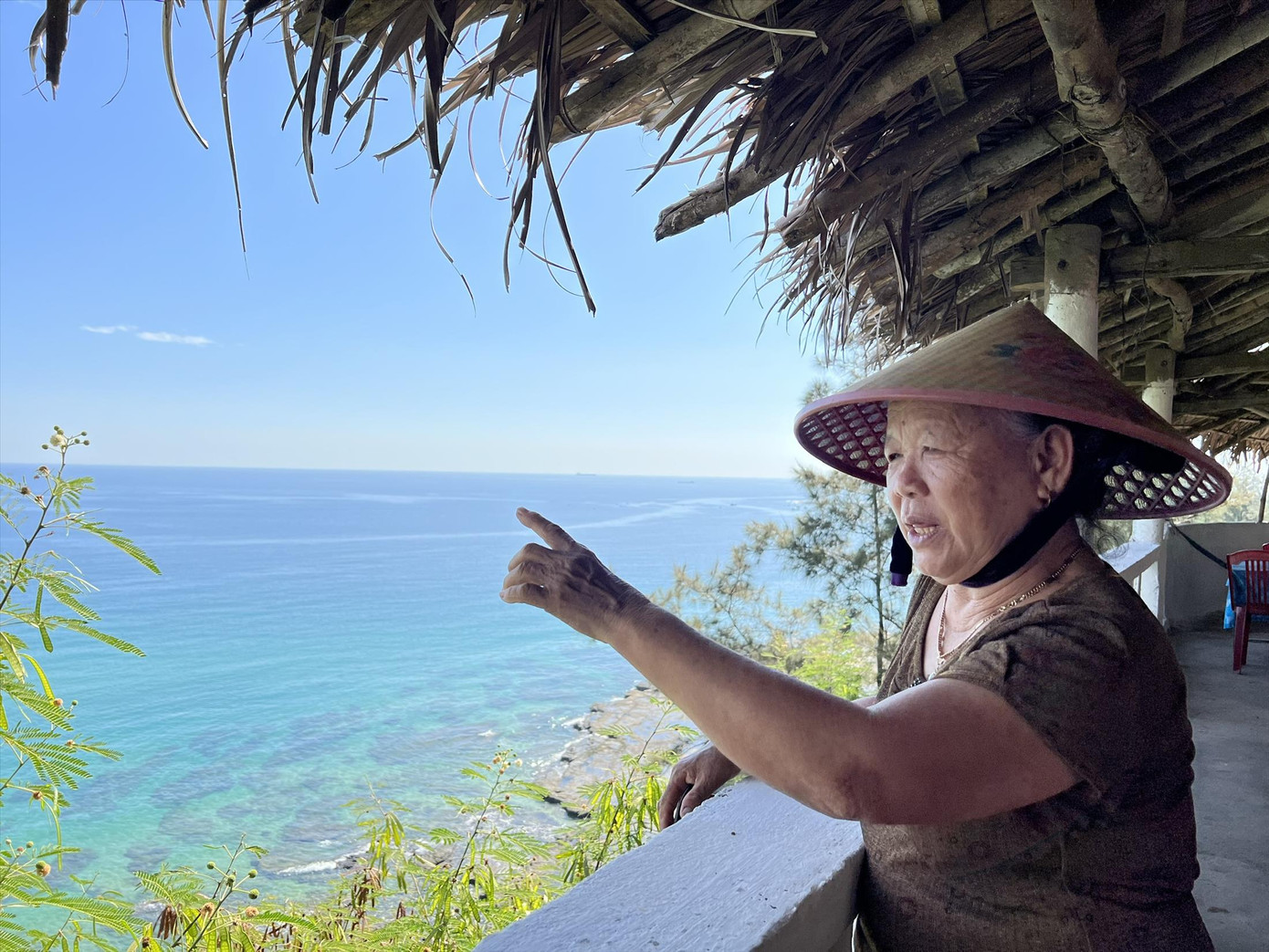 Bà Lê Thị Mình lo lắng khi hay tin Nhà máy Bột - Giấy VNT19 đặt ống xả thải ra vịnh Việt Thanh. Ảnh: Nguyễn Ngọc