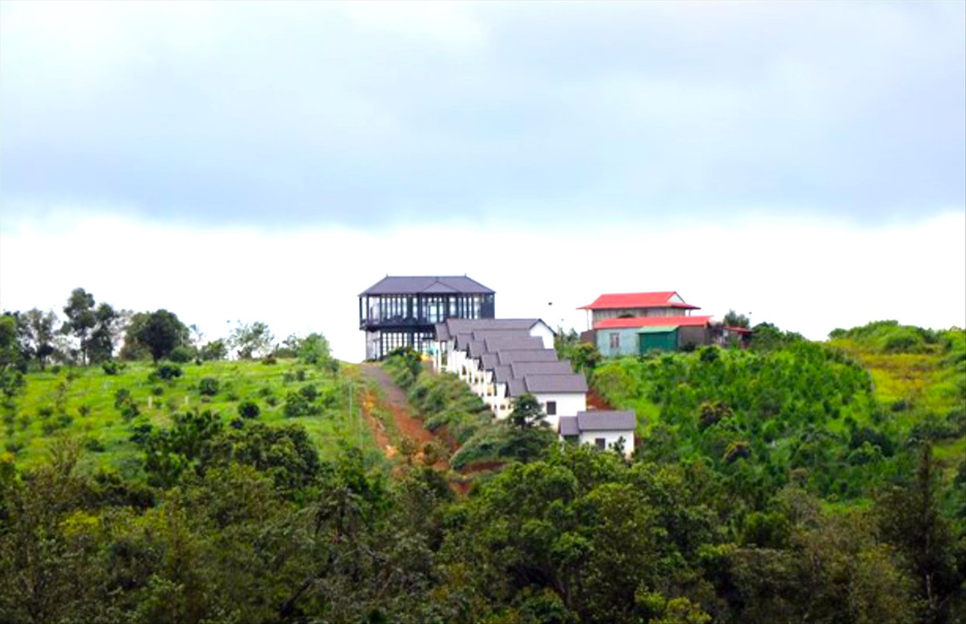 Các công trình xây trên đất nông nghiệp bị phạt của ông Hoàng Văn Triều ở thôn Kon Tu Rằng