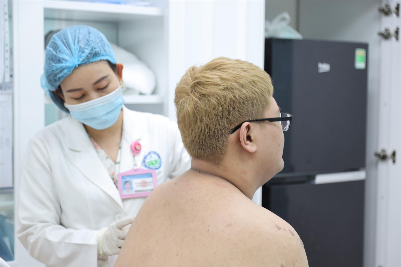 Bác sĩ thăm khám cho nam bệnh nhân mắc bệnh da liễu. Ảnh: Lan Anh