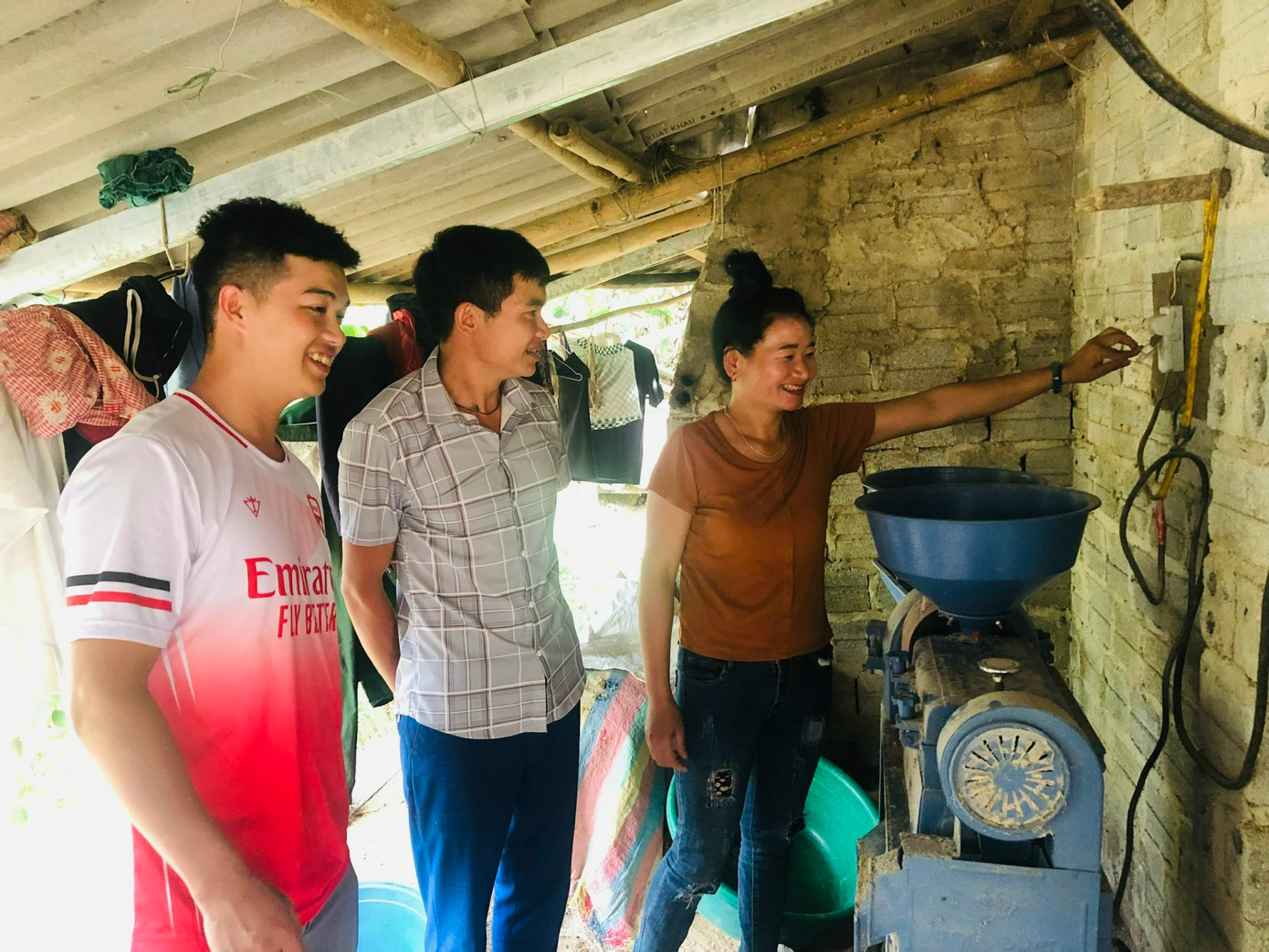 Có điện nhiều gia đình đầu tư máy móc, tự động hóa trong các khâu sản xuất nông nghiệp