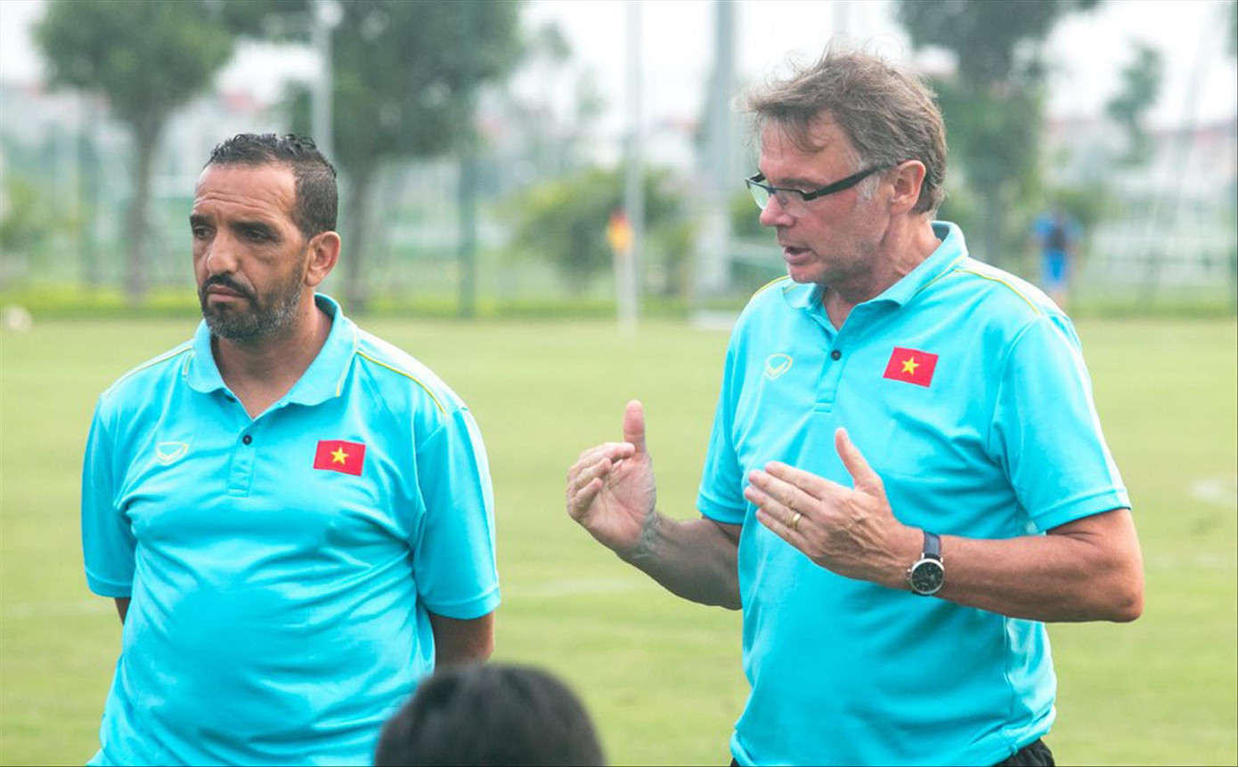 HLV Troussier (phải) và trợ lý Azzeggouarh tại U19 Việt Nam
