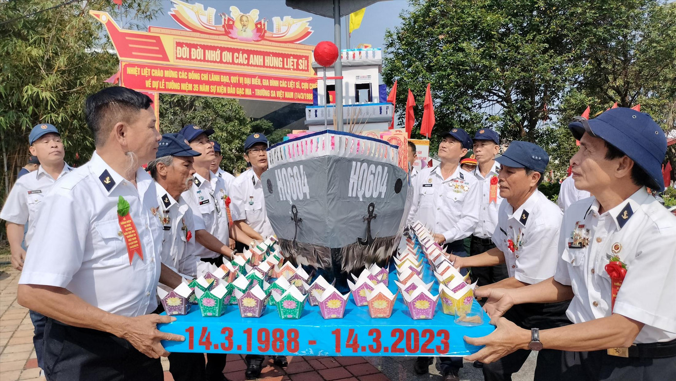 Anh em Ban liên lạc bộ đội Trường Sa TP Đà Nẵng bên mô hình tàu HQ604 tại lễ tưởng niệm 35 năm Gạc Ma (ảnh: Nguyễn Thành).