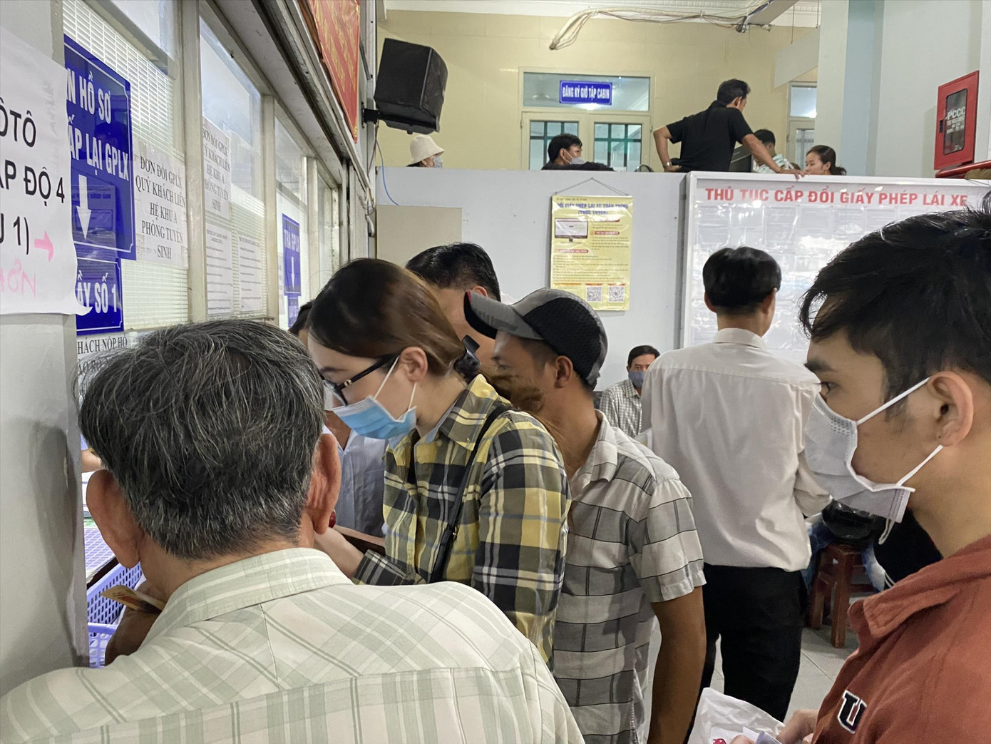 Nhiều điểm cấp đổi GPLX tại TPHCM những ngày qua đều quá tải. Ảnh: H.H