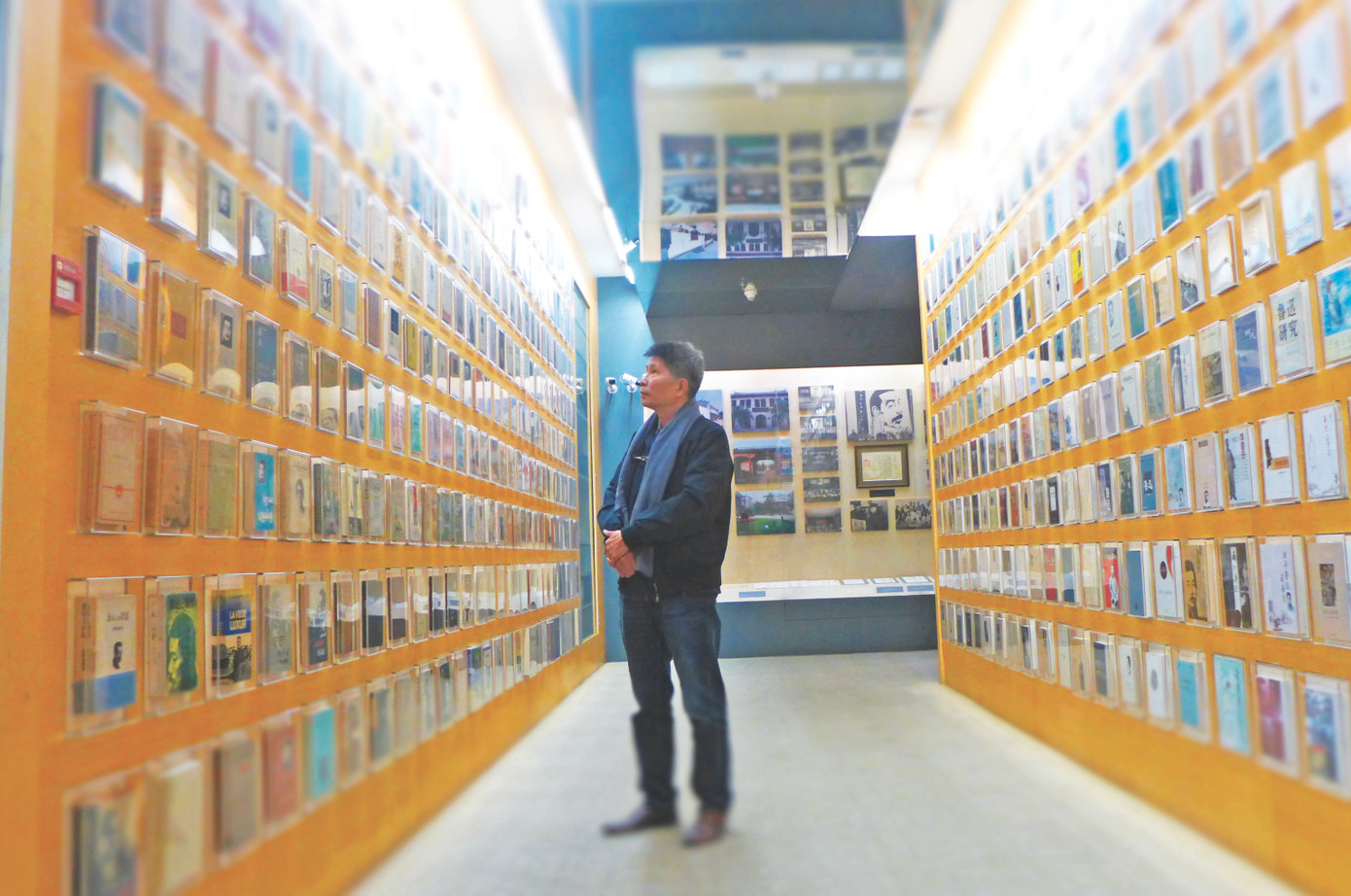 Tác giả trong bảo tàng Lỗ Tấn ở Thượng Hải (Trung Quốc) tháng 11/2018. Ảnh: N.Đ.H.