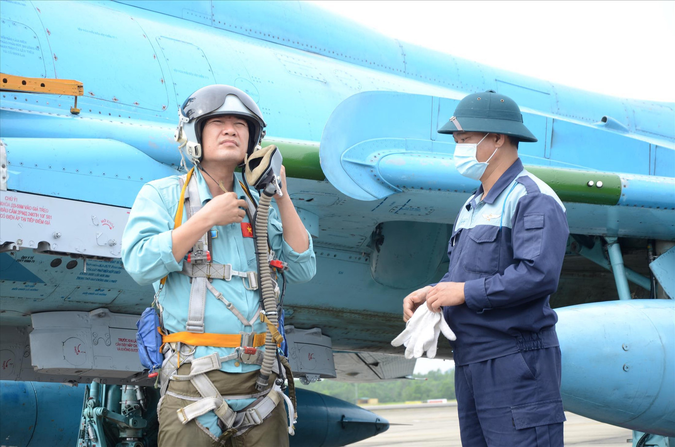 Lực lượng kỹ thuật giúp phi công làm công tác chuẩn bị trước khi bay ẢNH: HỮU LỆ