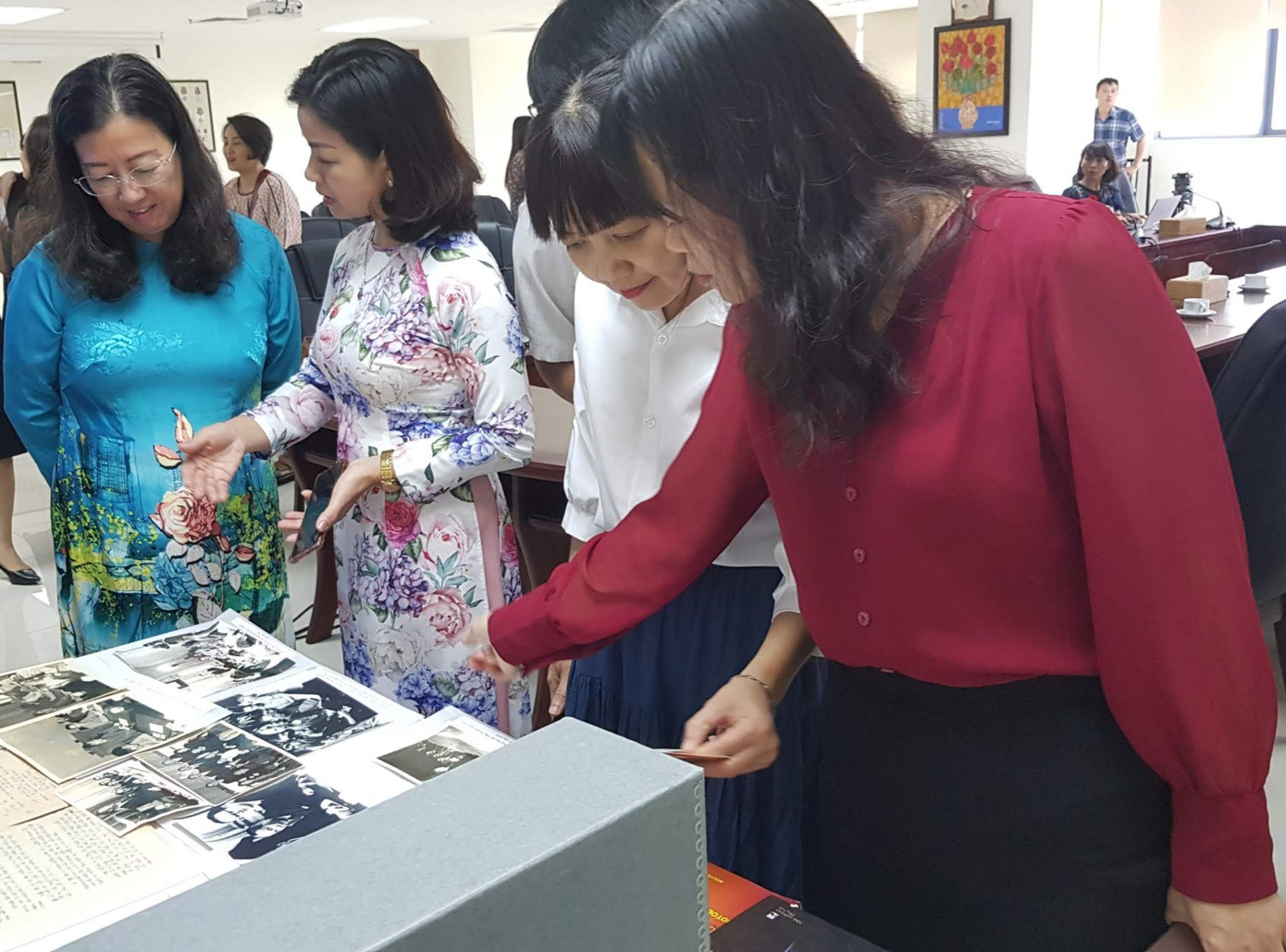 Bà Hà Thị Ngọc Hà (bìa trái) giới thiệu những tư liệu của cố đại sứ Hà Văn Lâu được gia đình gửi tặng cho Trung tâm Lưu trữ Quốc gia 3 Ảnh: KIẾN NGHĨA