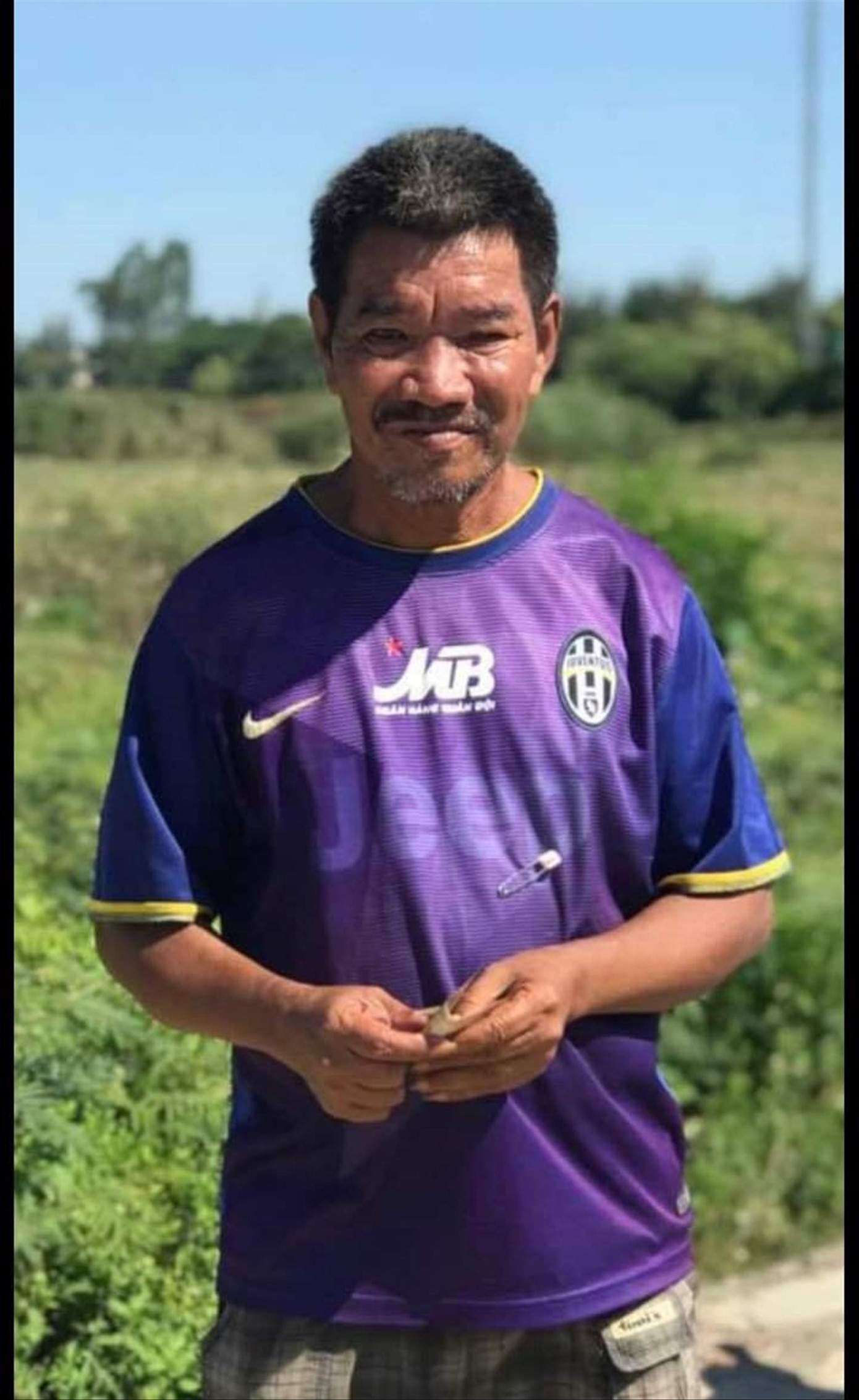 Bức ảnh ông Hùng lúc còn sống được người dân chụp lại Bức ảnh ông Hùng lúc còn sống được người dân chụp lại