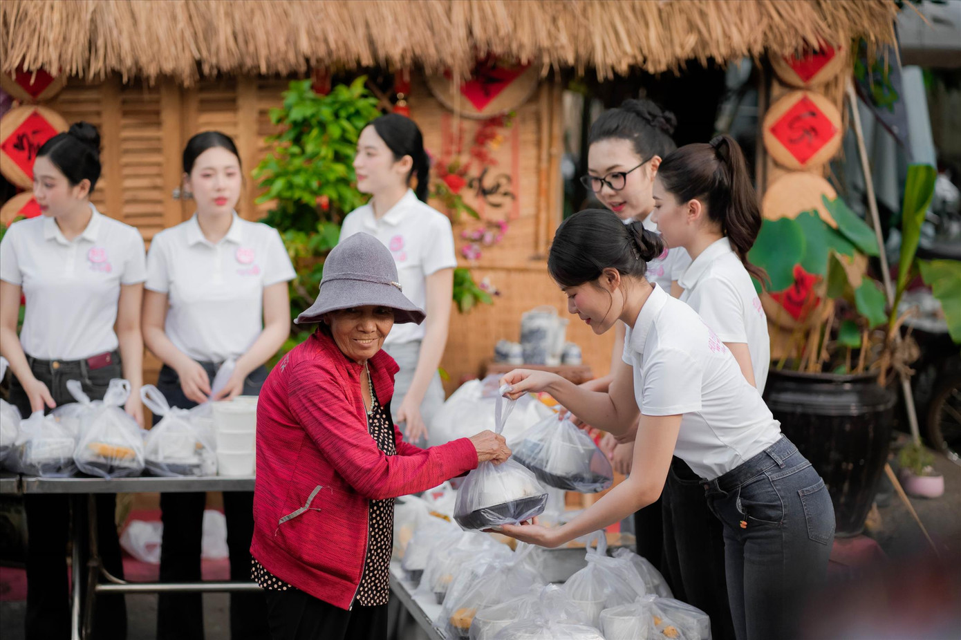 Trong dự án Bếp ăn nhân ái, các thí sinh không chỉ đến phát cơm mà còn để lại sự ấm áp và động lực cho những người đang chống chọi bệnh tật