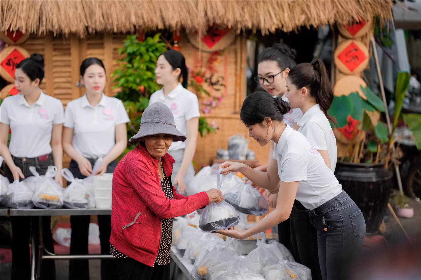 Trong dự án Bếp ăn nhân ái, các thí sinh không chỉ đến phát cơm mà còn để lại sự ấm áp và động lực cho những người đang chống chọi bệnh tật