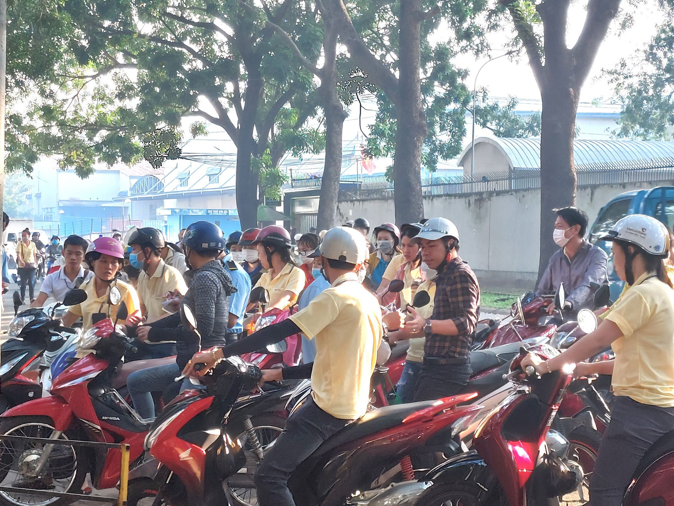 Công nhân Công ty TNHH Shyang Hung Cheng Bình Dương vào nhà máy. Ảnh: HC Công nhân Công ty TNHH Shyang Hung Cheng Bình Dương vào nhà máy. Ảnh: HC