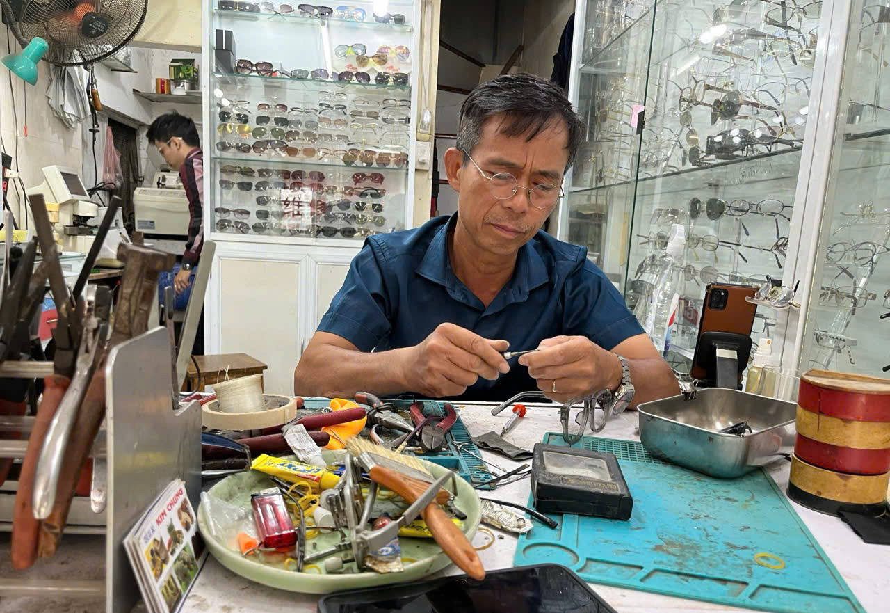 Ông Đặng Tùng Ngọc, người cả đời dành tình yêu cho nghề sửa kính.