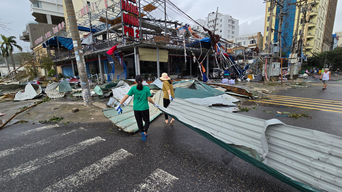 Cảnh tan hoang của TP Hạ Long (Quảng Ninh) sau khi cơn bão số 3 (Yagi) đi qua. Ảnh: Mạnh Thắng