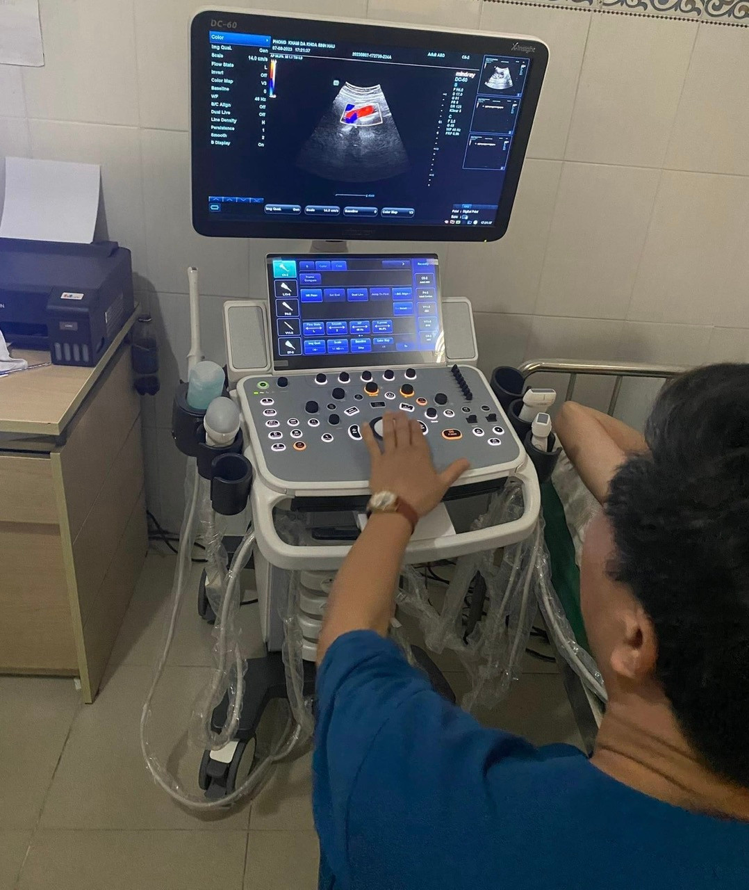 Nhiều cơ sở y tế gặp khó khăn trong chẩn đoán, khám chữa bệnh vì chậm được tiếp cận TTBYT mới (Máy DC -60 X.Insight được bàn giao cho một bệnh viện ở Đồng Nai Nhiều cơ sở y tế gặp khó khăn trong chẩn đoán, khám chữa bệnh vì chậm được tiếp cận TTBYT mới (Máy DC -60 X.Insight được bàn giao cho một bệnh viện ở Đồng Nai