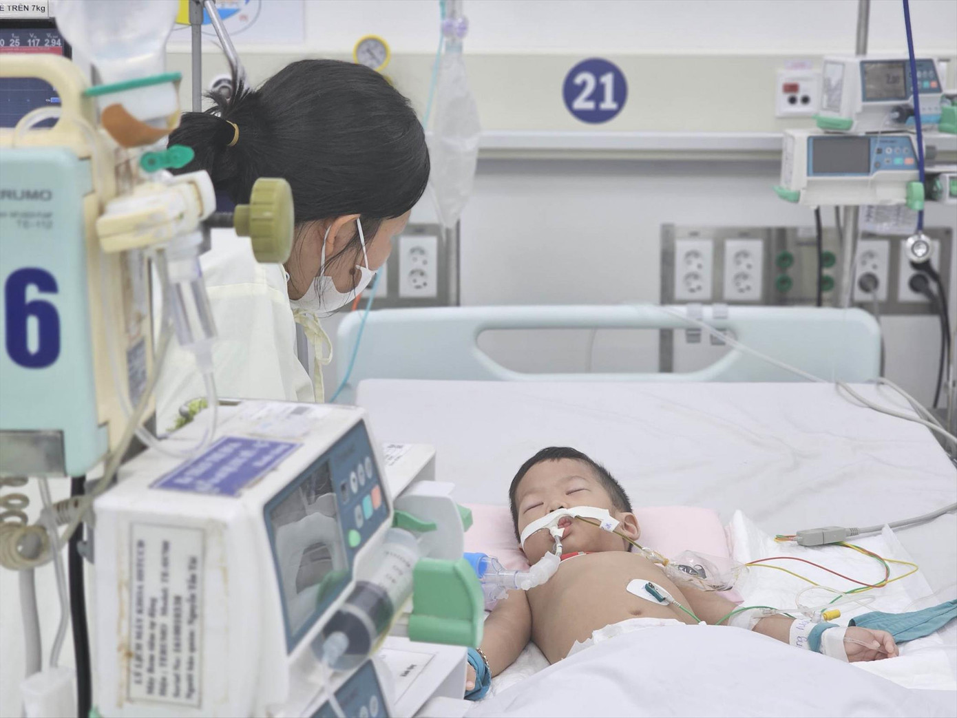 Trẻ nhiễm bệnh tay chân miệng phải hỗ trợ thở máy tại Bệnh viện Nhi Đồng 1 ảnh: Vân Sơn Trẻ nhiễm bệnh tay chân miệng phải hỗ trợ thở máy tại Bệnh viện Nhi Đồng 1 ảnh: Vân Sơn