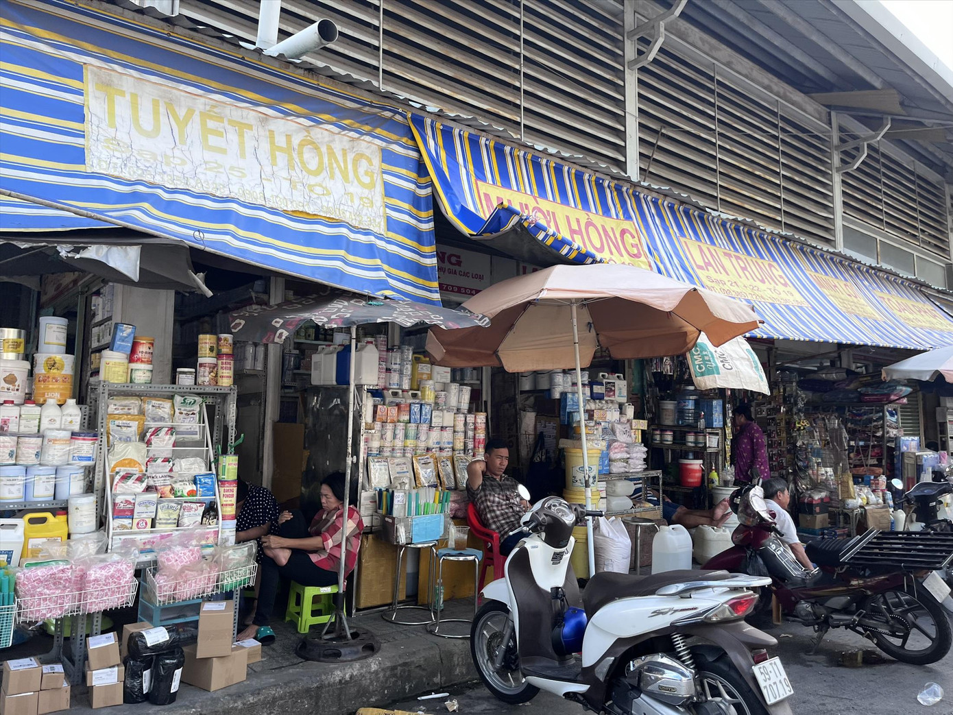 Tiểu thương chợ Kim Biên (quận 5) đều lắc đầu khi khách hỏi mua xyanua ảnh: Nhàn Lê Tiểu thương chợ Kim Biên (quận 5) đều lắc đầu khi khách hỏi mua xyanua ảnh: Nhàn Lê