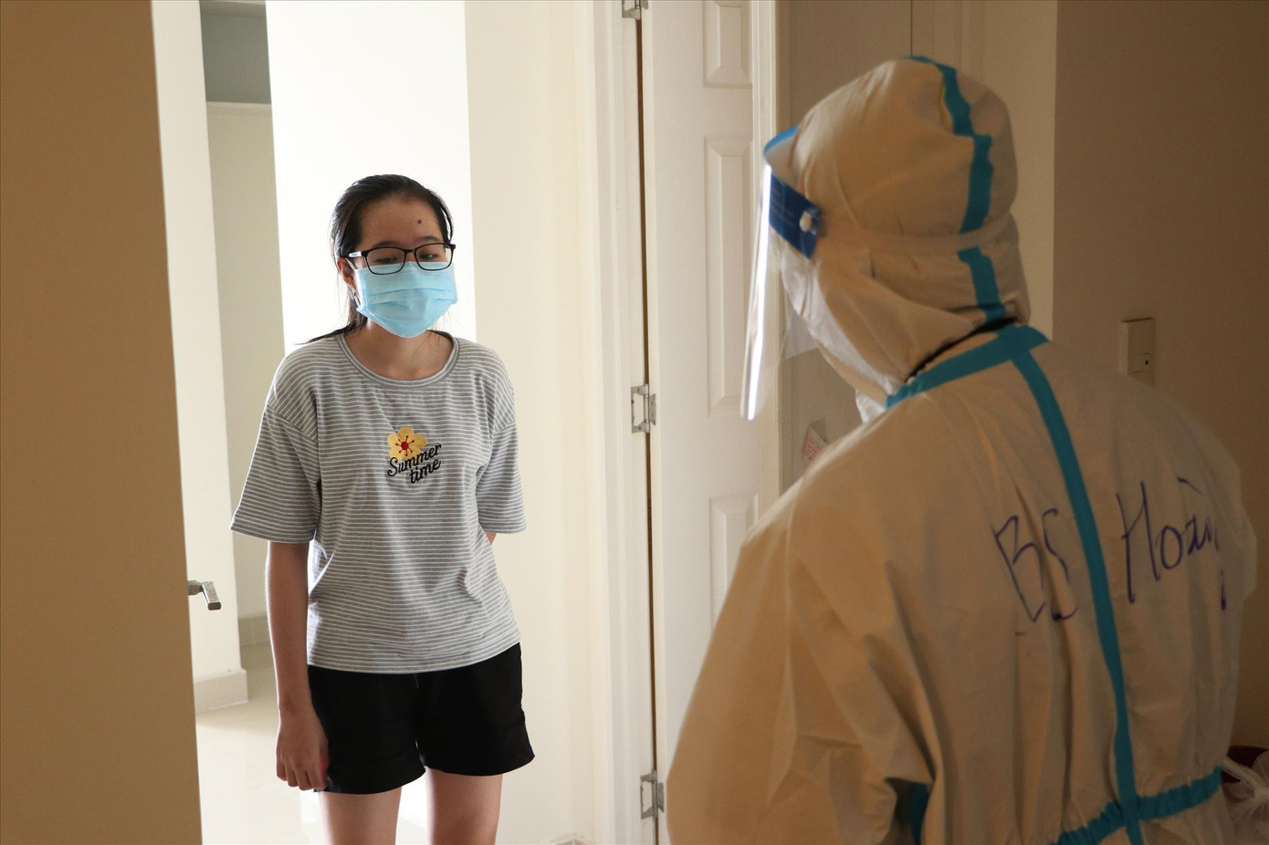 Bác sĩ Vũ Thái Hoàng động viên bệnh nhân ở phòng bệnh