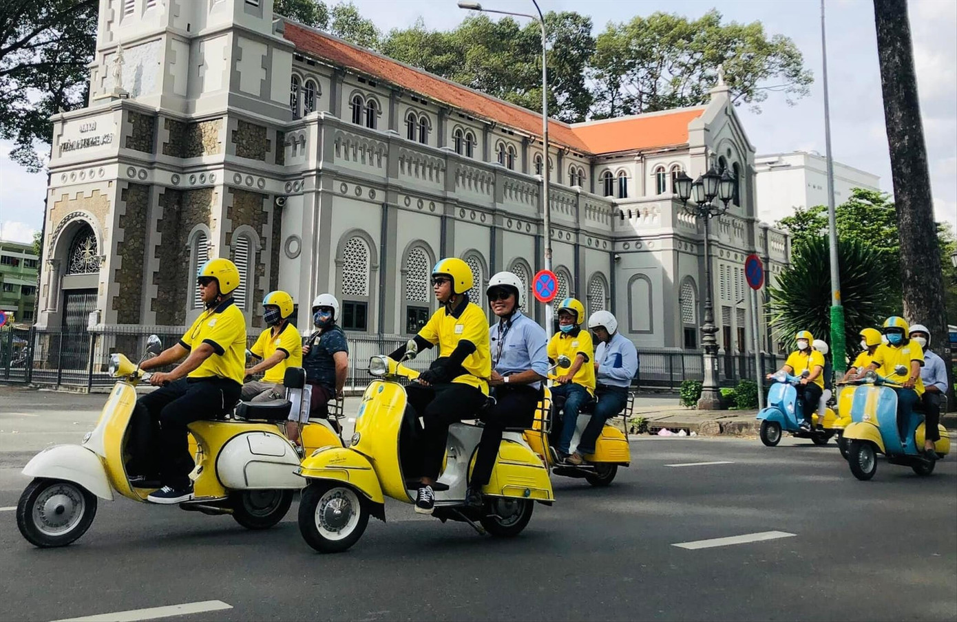 Du khách đi tua xe cổ tại TPHCM. Du khách đi tua xe cổ tại TPHCM.