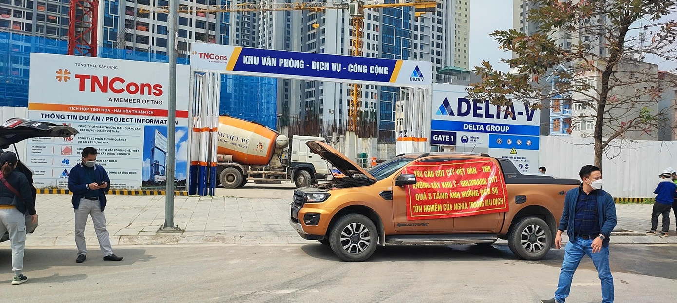 Cư dân phản đối xây Trung tâm thương mại từ 5 tầng lên 40 tầng tại Gold mark City. Ảnh: N.M