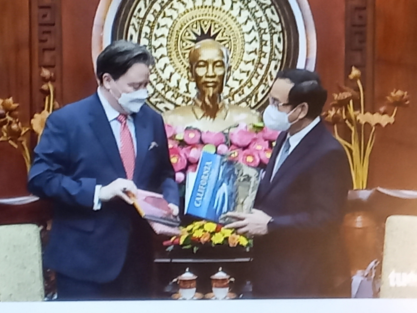 Bí thư Thành ủy TPHCM Nguyễn Văn Nên tặng sách Thời xa vắng cho Đại sứ Marc E. Knapper