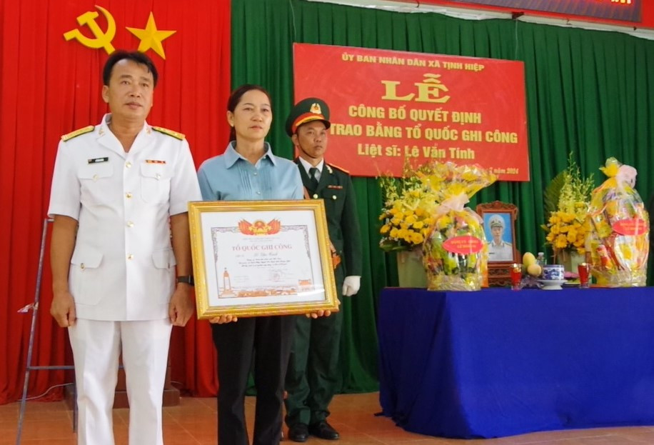 Đại diện chỉ huy Lữ đoàn 146 (Vùng 4 Hải quân) trao Bằng Tổ quốc ghi công cho gia đình Liệt sĩ Lê Văn Tính.