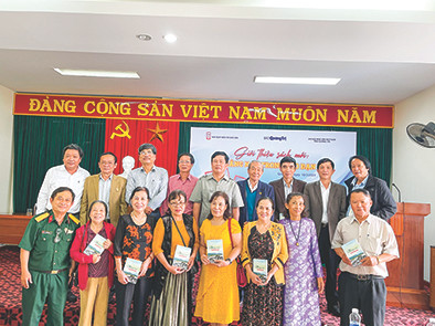 Các đại biểu chụp ảnh kỷ niệm