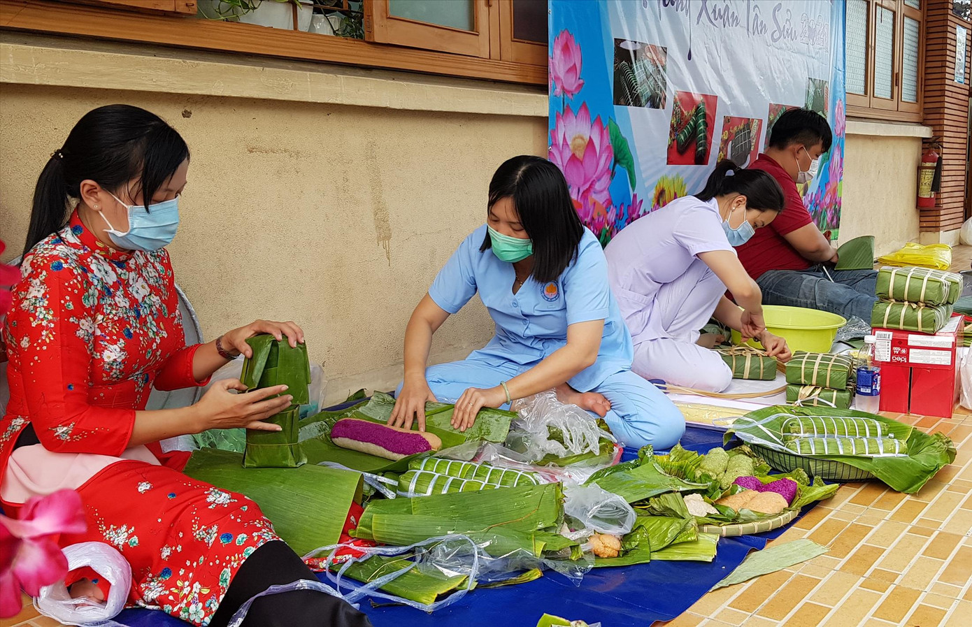 Nhân viên y tế Bệnh viện Phục hồi Chức năng gói bánh chưng đón Tết 2022 ảnh: Vân Sơn