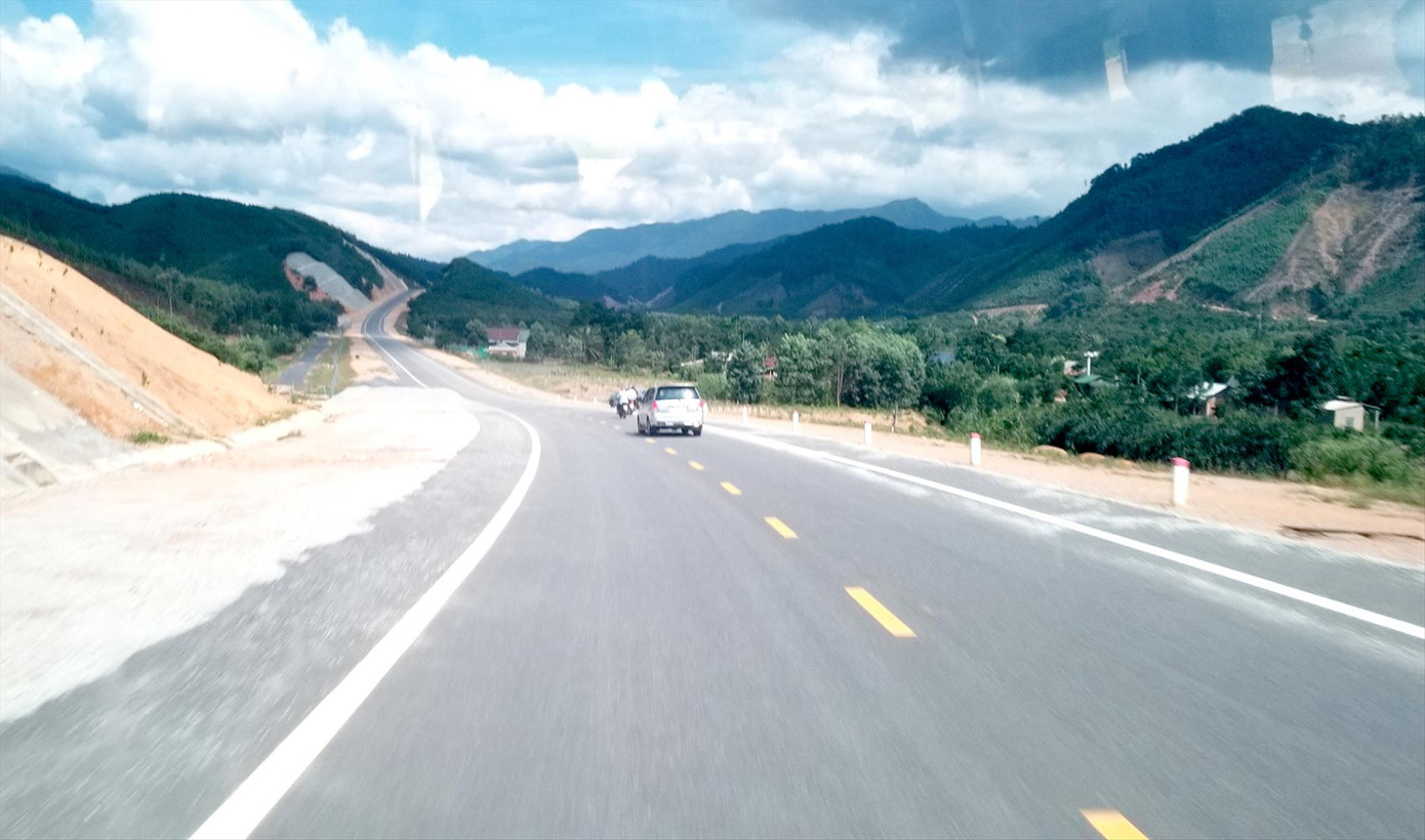Cao tốc Cam Lộ - Hòa Liên chỉ có 2 làn xe (mỗi chiều 1 làn xe chạy), nguy cơ tai nạn giao thông luôn hiện hữu. Ảnh: H.Việt