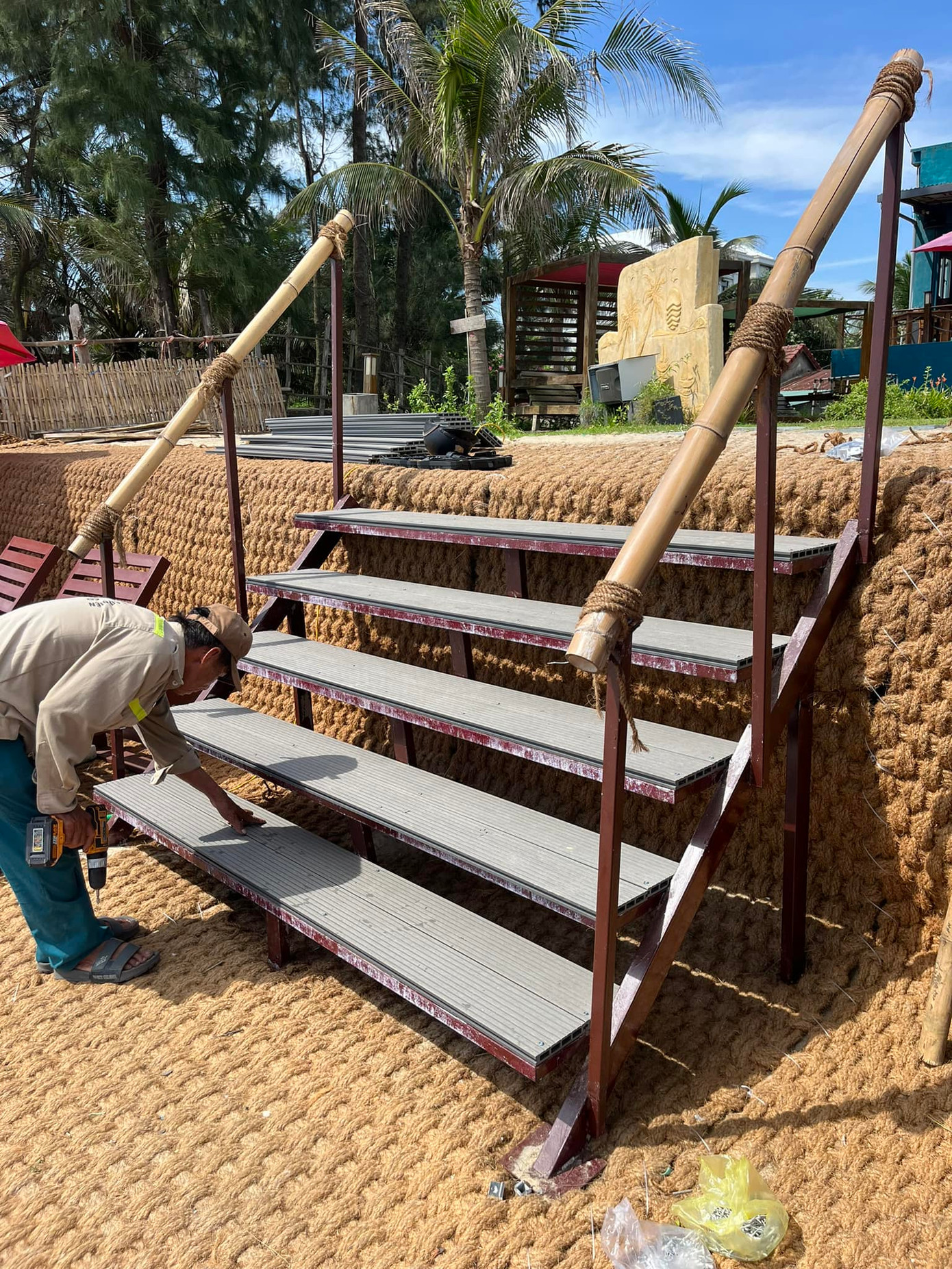 Những tấm nhựa tái chế của Frantz đang dần trở thành vật liệu xây dựng được ưa chuộng ở Hội An