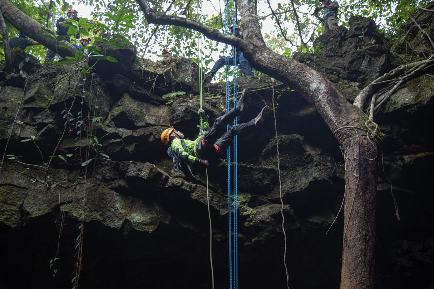 Đoàn chuyên gia leo dây chuyên dụng khảo sát hang C7 Đoàn chuyên gia leo dây chuyên dụng khảo sát hang C7