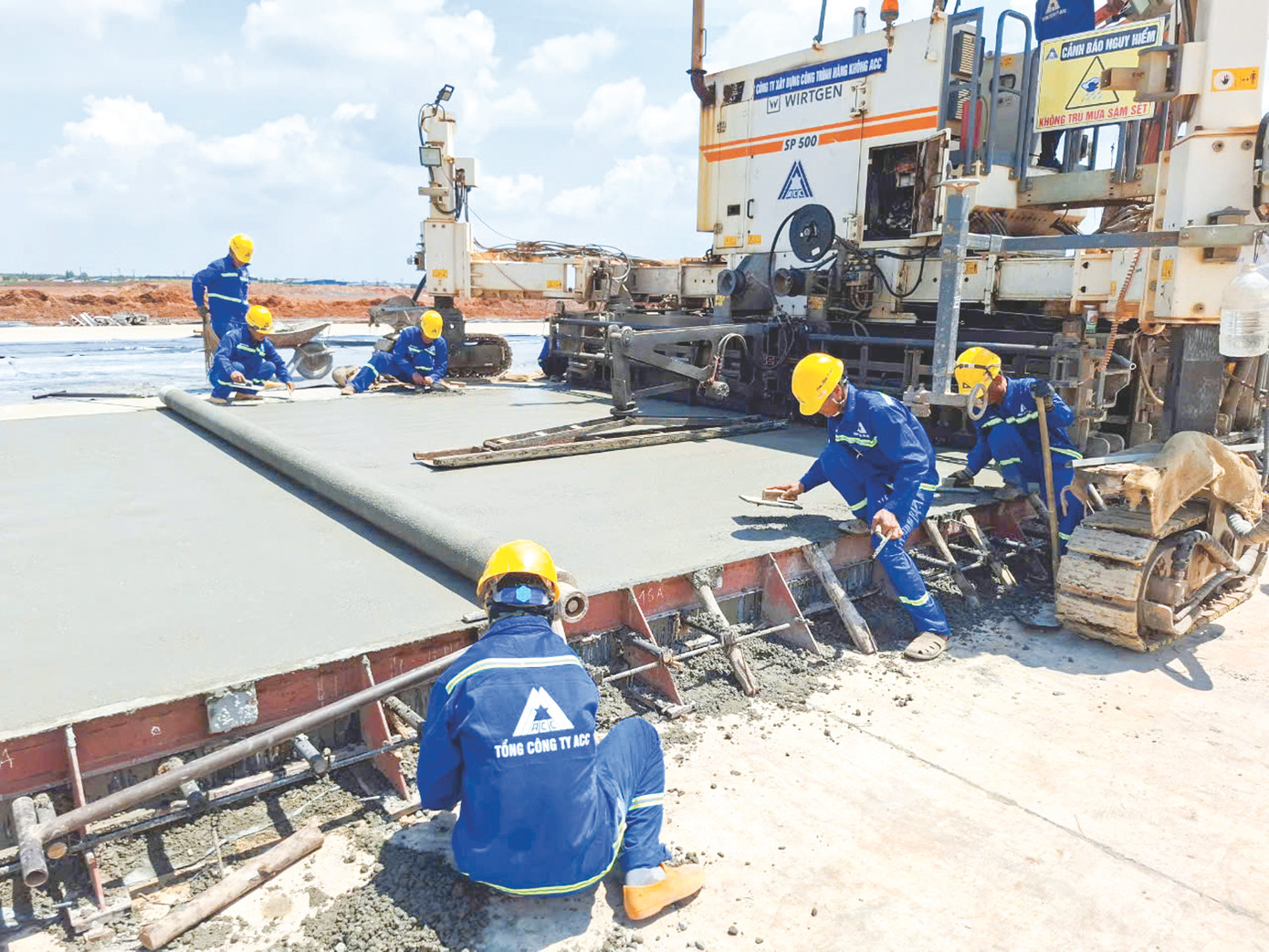 Công nhân thi công đường cất hạ cánh sân bay Long Thành