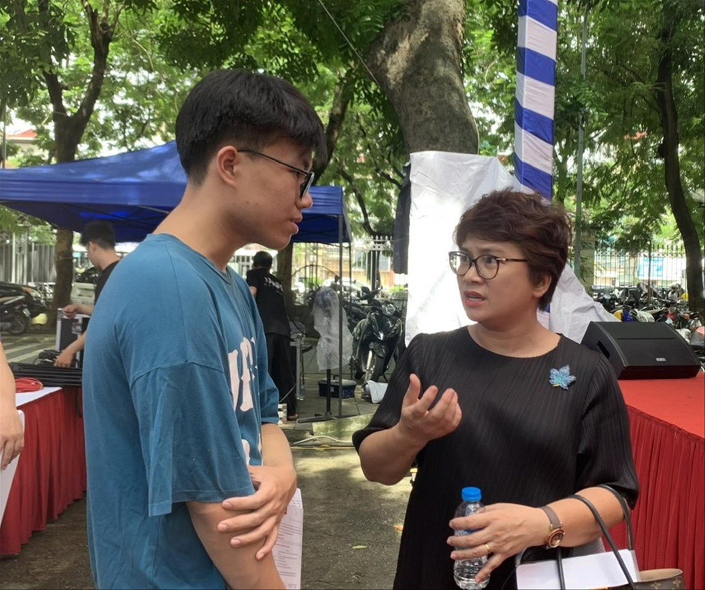 PGS Nguyễn Thu Thủy (bên phải) tư vấn cho thí sinh đăng kí nguyện vọng xét tuyển ĐH năm 2024. Ảnh: Nghiêm Huê