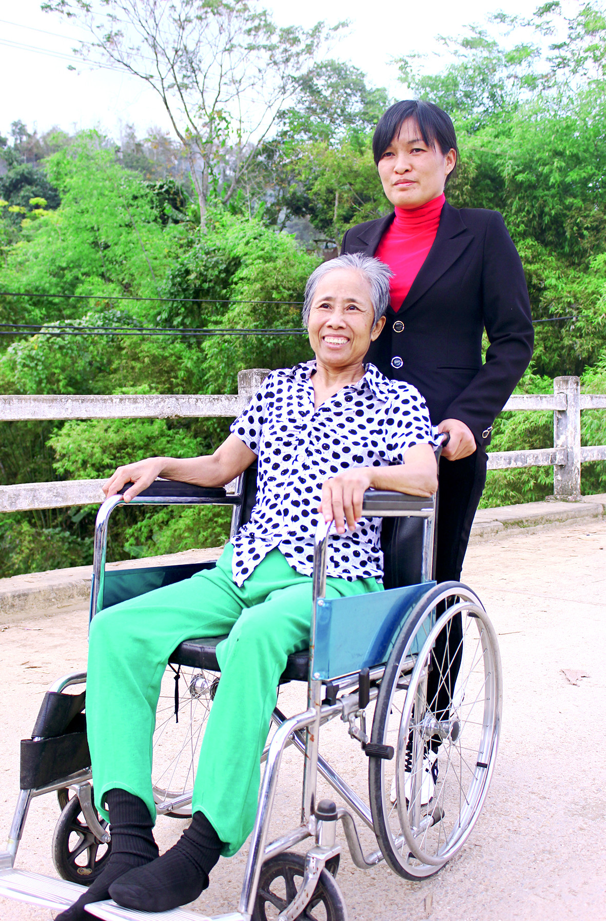 Cô bộ đội Bùi Thị Mùi 37 năm sau, ngày đất nước hòa bình, độc lập.