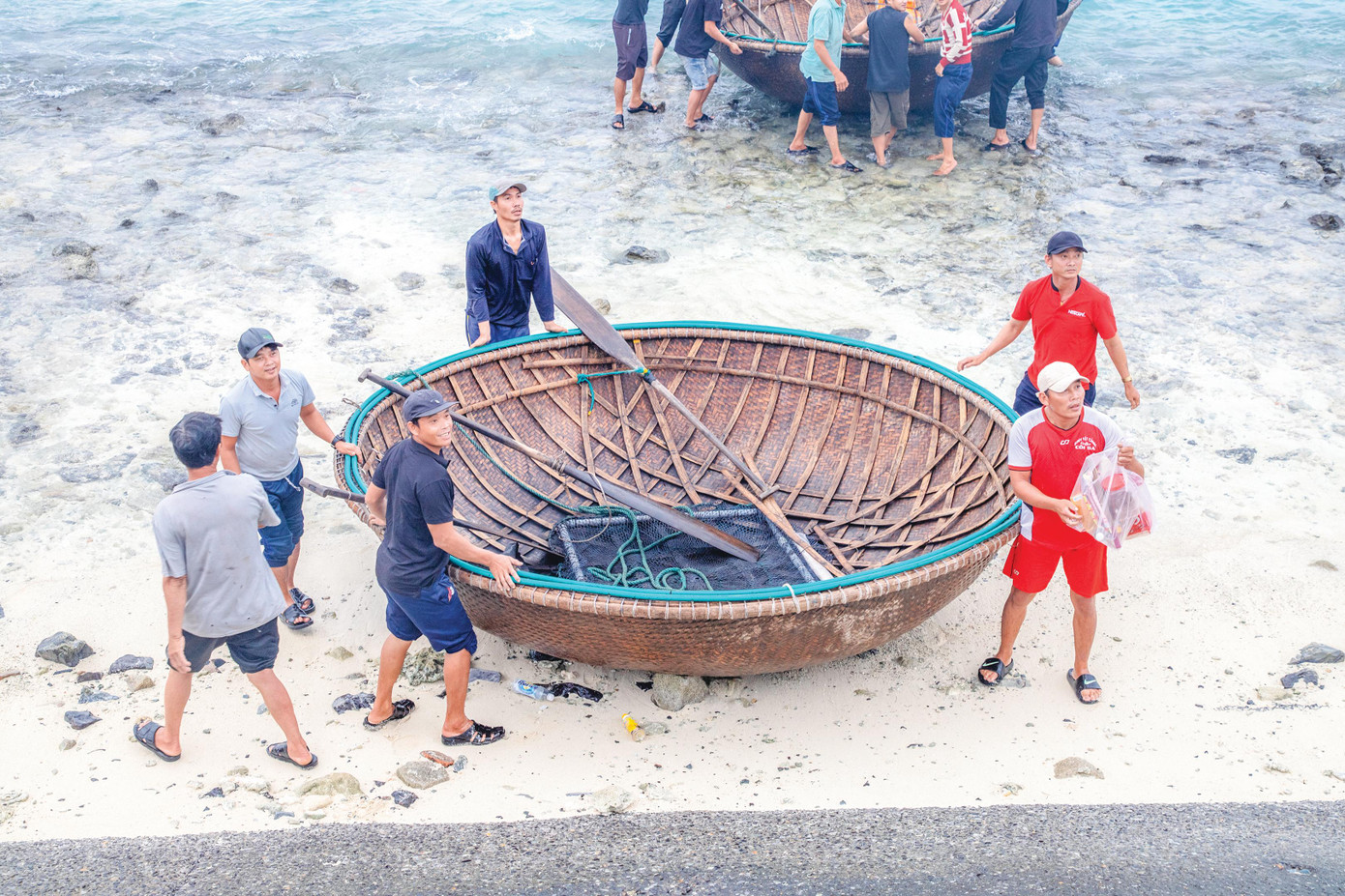 Ngư dân tránh bão trên đảo Đá Tây A. Ảnh: Đỗ Thành Luân Ngư dân tránh bão trên đảo Đá Tây A. Ảnh: Đỗ Thành Luân