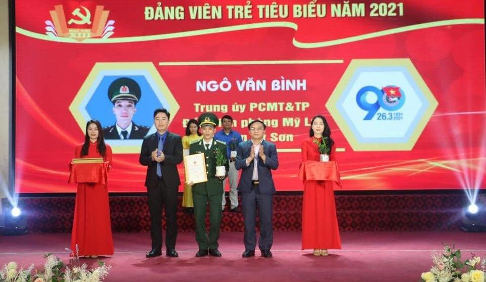 Trung úy Ngô Văn Bình vinh dự là một trong 13 đảng viên trẻ tiêu biểu được Tỉnh đoàn Nghệ An tuyên dương