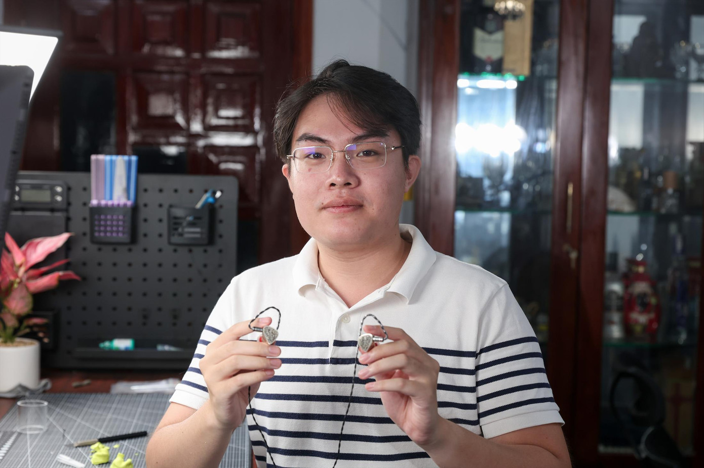 Lưu Hải bên sản phẩm tai nghe custom