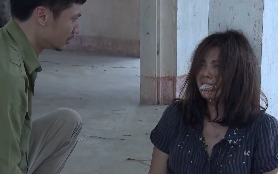 Thanh Hương ám ảnh khán giả với cảnh vừa khóc vừa bị nhét cơm vào mồm