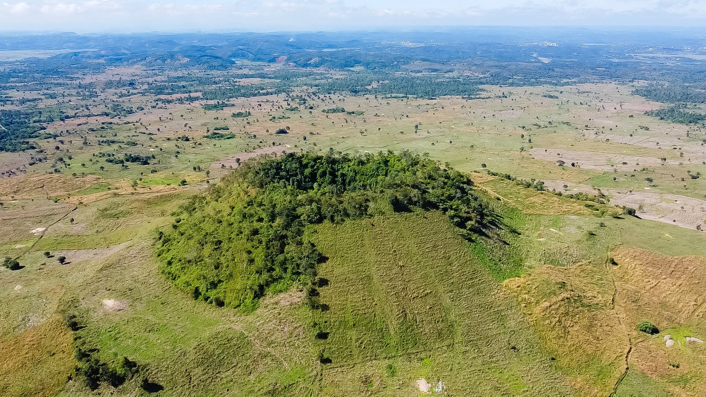Núi lửa Nâm Blang (huyện Krông Nô) (ảnh lớn); Di cốt người tiền sử được phát hiện tại hang C6.1 (ảnh nhỏ) Núi lửa Nâm Blang (huyện Krông Nô) (ảnh lớn); Di cốt người tiền sử được phát hiện tại hang C6.1 (ảnh nhỏ)