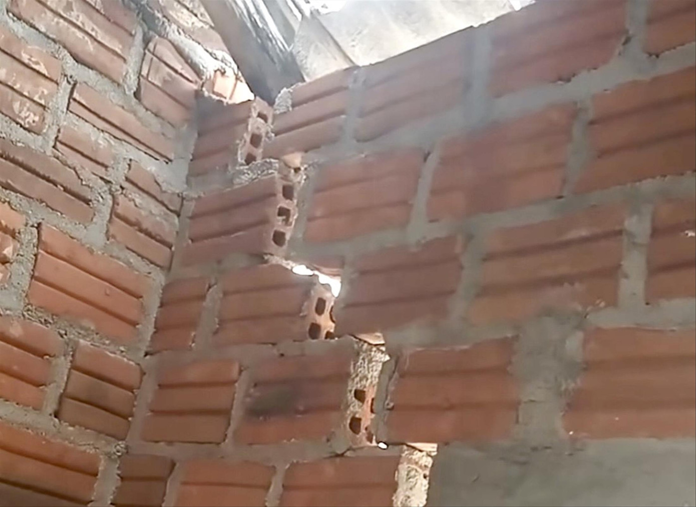 Vết nứt dài trên tường một hộ dân ở Gia Lai