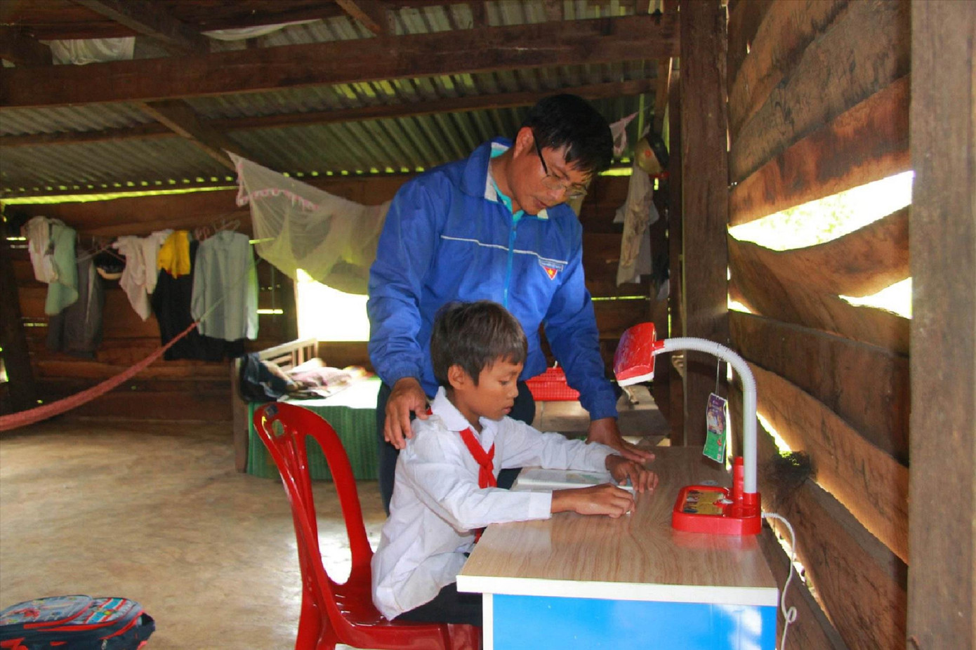 Thầy Mai Văn Chuyền, Chủ nhiệm CLB "Vì đàn em thân yêu" trao tặng bộ bàn học và động viên học sinh Thầy Mai Văn Chuyền, Chủ nhiệm CLB "Vì đàn em thân yêu" trao tặng bộ bàn học và động viên học sinh
