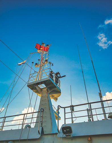 Cờ trên đỉnh tháp một tàu hải quân. Ảnh: Nguyễn Đức Nguyên Cờ trên đỉnh tháp một tàu hải quân. Ảnh: Nguyễn Đức Nguyên