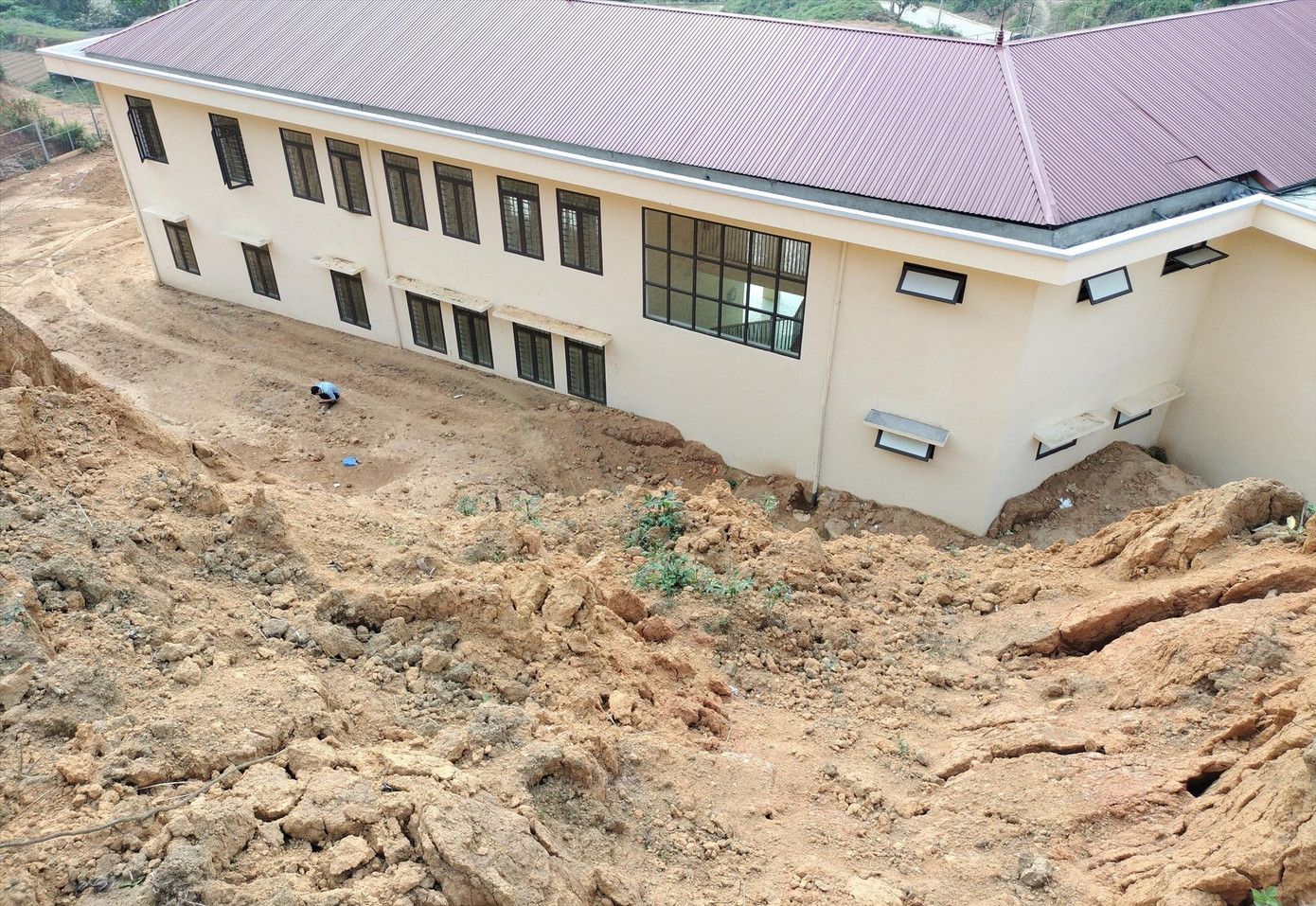 Điểm sạt lở phía sau đe dọa sự an toàn của Trường Mầm non Sùng Đô Điểm sạt lở phía sau đe dọa sự an toàn của Trường Mầm non Sùng Đô