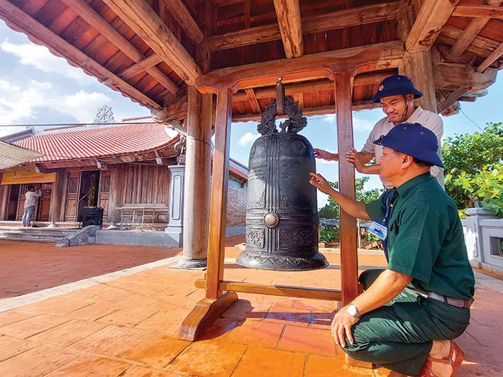 Cha con doanh nhân, nghệ nhân ông Vũ Duy Thuấn bên chuông chùa Trường Sa Đông vừa được an vị Cha con doanh nhân, nghệ nhân ông Vũ Duy Thuấn bên chuông chùa Trường Sa Đông vừa được an vị