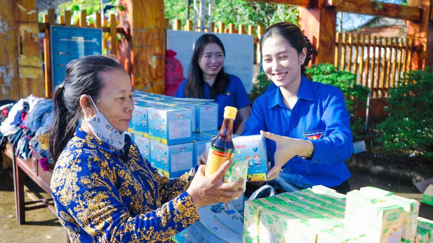 Đại diện Tỉnh Đoàn Đồng Nai tặng quà cho người dân tại Lễ ra quân Chiến dịch Thanh niên tình nguyện Hè 2025.
