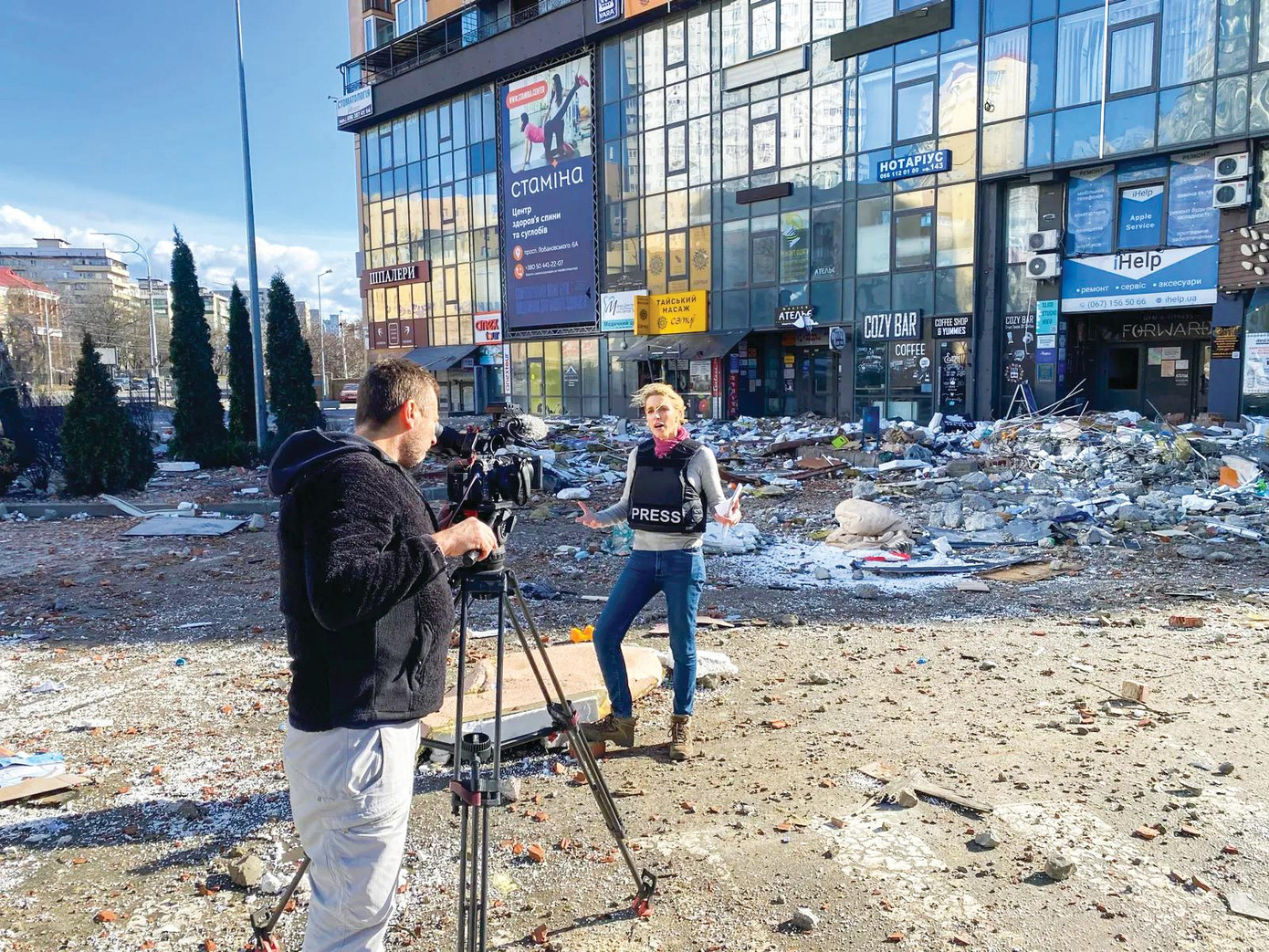 Phóng viên CNN tác nghiệp trước một tòa nhà chung cư đổ nát ở Ukraine sau một trận không kích. Nguồn: CNN