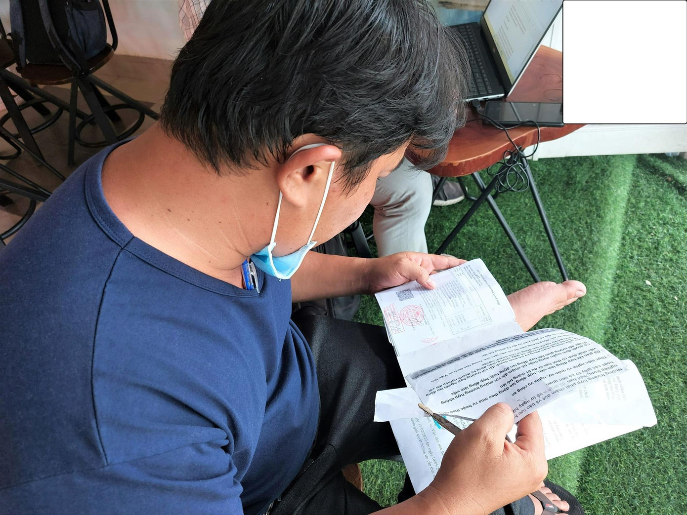 Một người lao động xem lại hồ sơ sau khi hoàn thành thủ tục. Ảnh: H.C