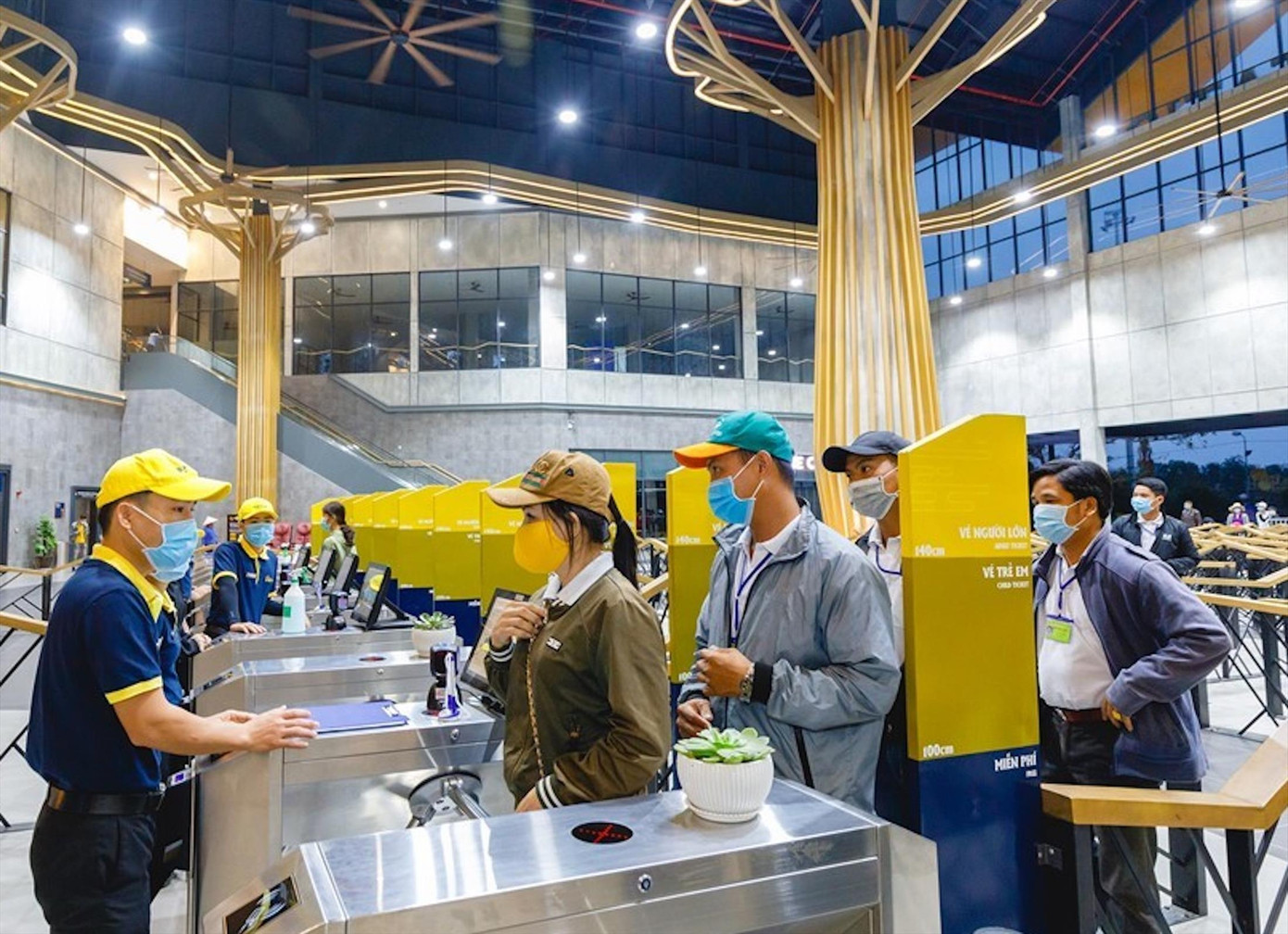 Du khách đến Tây Ninh Du khách đến Tây Ninh