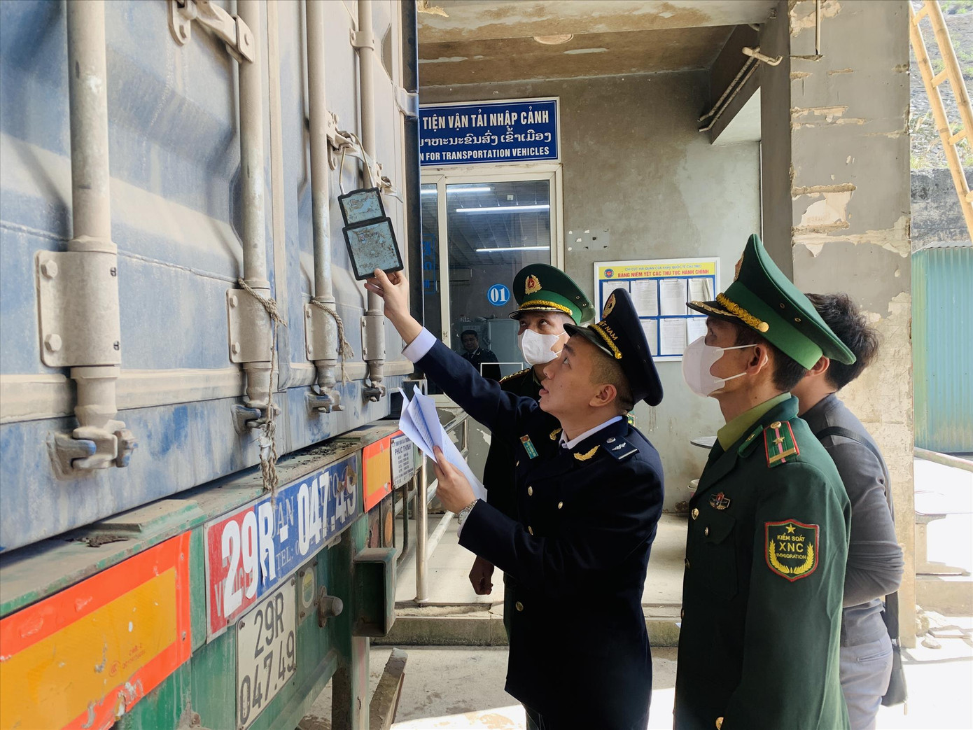 Lực lượng chức năng kiểm soát tại cửa thông quan Cửa khẩu Cầu Treo