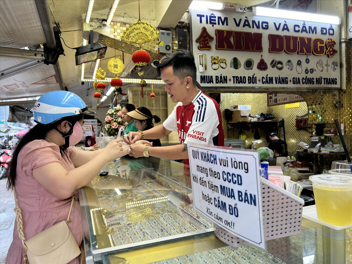 Tiệm vàng yêu cầu khách hàng đem theo căn cước công dân để xuất hóa đơn. Ảnh: U.P Tiệm vàng yêu cầu khách hàng đem theo căn cước công dân để xuất hóa đơn. Ảnh: U.P